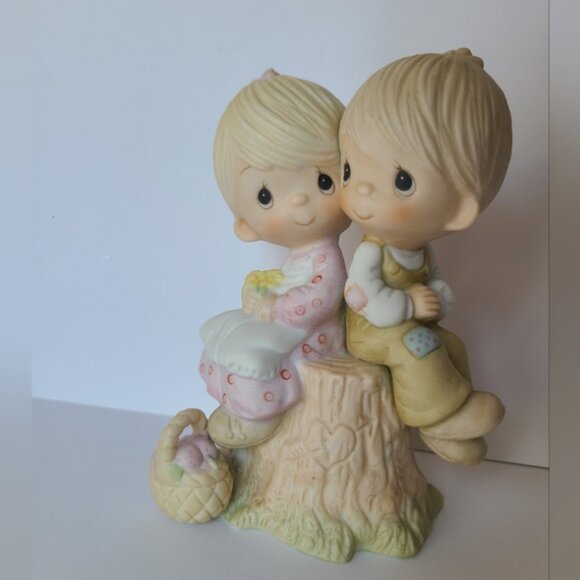 Vintage Precious Moments Love One Another Couple Collectible Porcelain Figurine - Picture 5 of 8